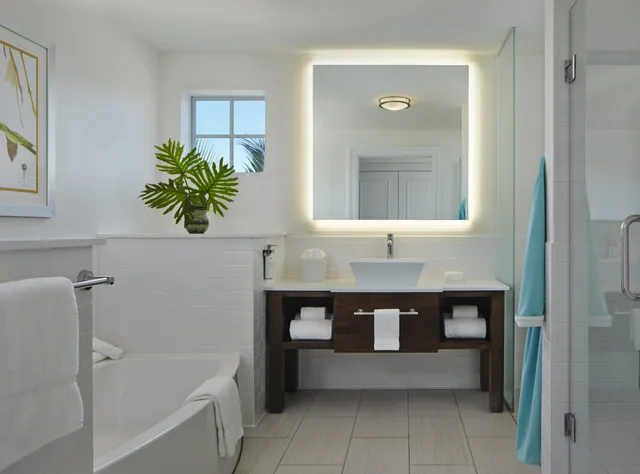 غرفة بسريرين مزدوجين بإطلالة على المسبح، The Marker Waterfront Resort Key West 2/2