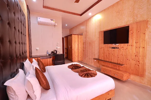 Super, Deluxe، Blue Pine Resort 1/1