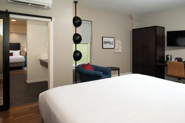 2 Bedrooms, Suite, 1 King and 2 Queen Beds, Hotel Indigo Spokane Downtown 3/10