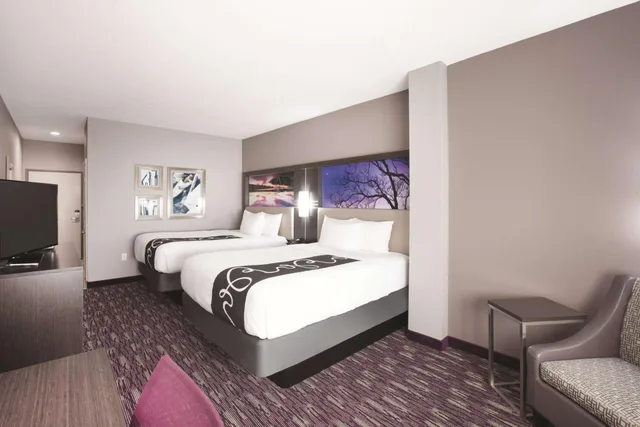 غرفة بسريرين كوين بحوض استحمام لذوي الإعاقة، La Quinta Inn And Suites By Wyndham Kingsville 2/6