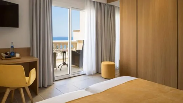 غرفة سوبيريور بسرير كوين بإطلالة على البحر بشرفة، HOTEL VILLA CHIQUITA 8/10