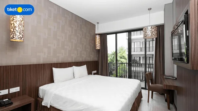 غرفة ديلوكس بسرير مزدوج بإطلالة على المسبح، D Anaya Hotel Bogor 1/1