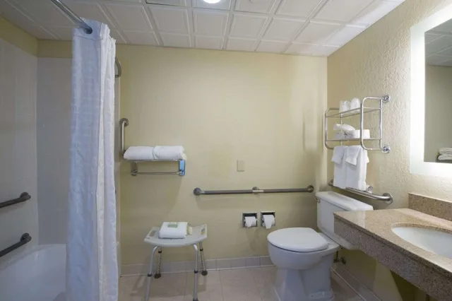 غرفة قياسية بسرير كوين يُسمح فيها بالحيوانات الأليفة لذوي الإعاقة، Best Western Plus Franklin Square Inn Troy/Albany 8/10