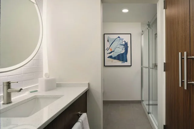 غرفة بسرير كينج بشرفة مع أريكة، Courtyard Orlando Airport 4/18