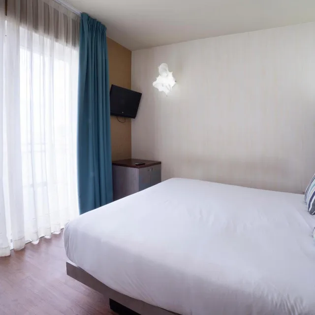 غرفة بسرير مزدوج بإطلالة على البحر بشرفة، Petit Palace Tamarises 10/10