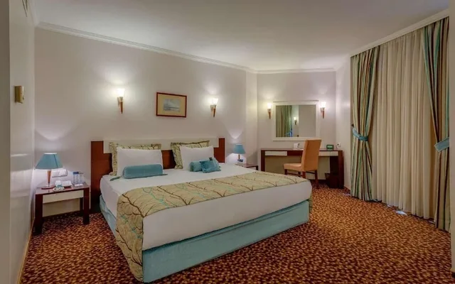 جناح بسرير كينج بإطلالة مع أريكة، Best Western Plus Khan Hotel 2/4