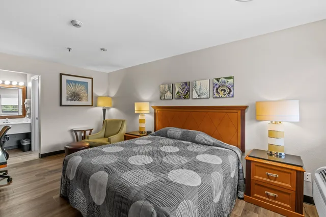 غرفة بسرير كينج، Basecamp Puyallup a Travelodge by Wyndham 5/10