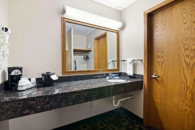 غرفة بسرير كوين، Rodeway Inn McPherson East 2/2