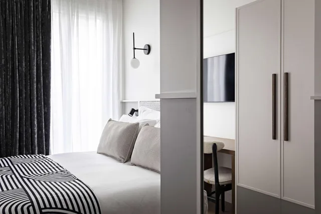 Connecting, Family, Queen and Twin Beds, 2 Bathrooms, Bathtub، Best Western Premier The Blake Paris Gare Saint Lazare 2/5