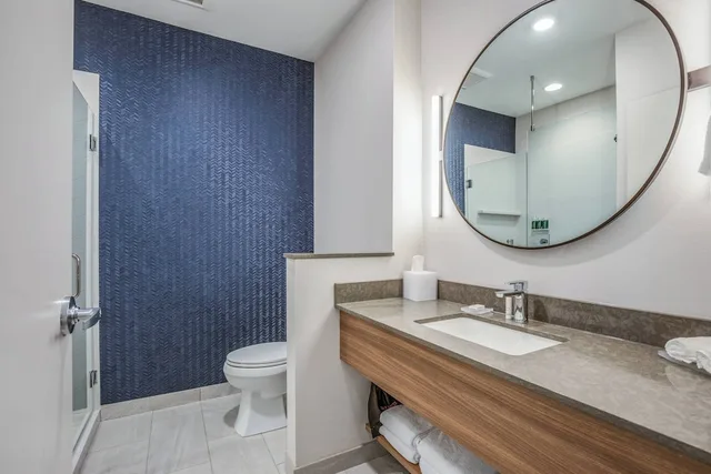 غرفة بسرير كينج مع أريكة، Fairfield Inn & Suites by Marriott Whitewater 4/7