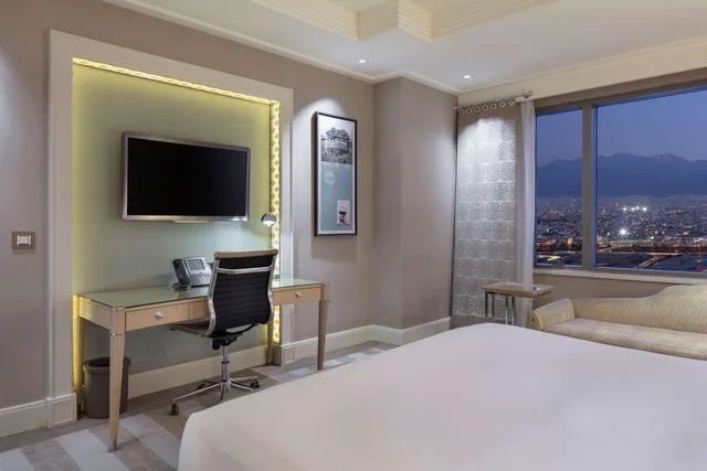 Guest Room, King Bed, Hilton Bursa Convention Center & Spa 2/4