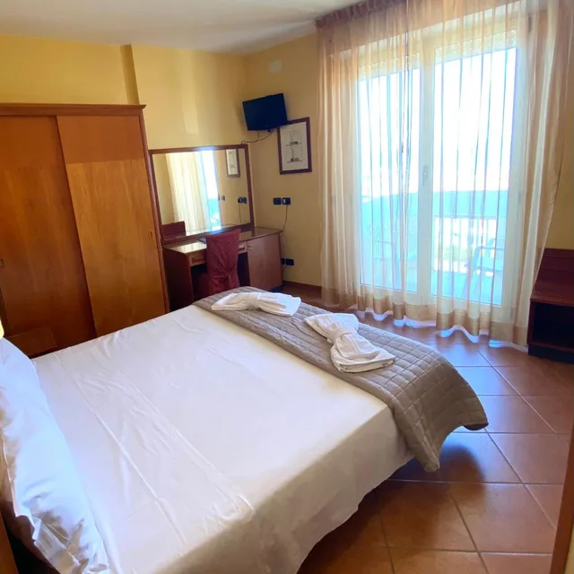 Room, Double Bed, Lateral Side Sea View, Balcony، AUDI 2/7