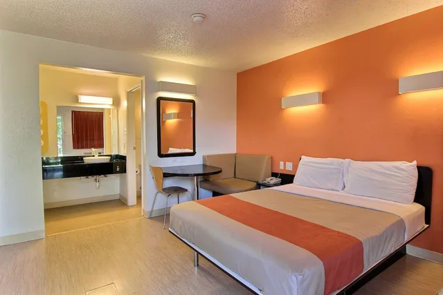 غرفة قياسية بسرير مزدوج، Motel6 Austin, TX 2/7