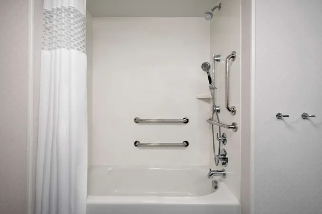 غرفة بسريرين كوين مع أريكة لذوي الإعاقة، Hampton Inn Champaign Southwest 2/2