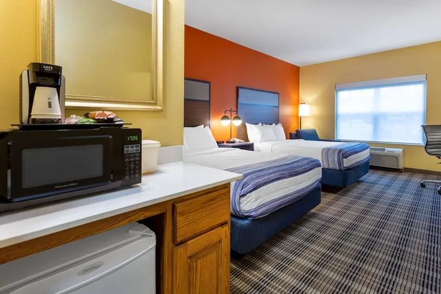 Room, 1 Single and 2 Queen Beds, Accessible، Americinn By Wyndham Fulton Clinton 2/3