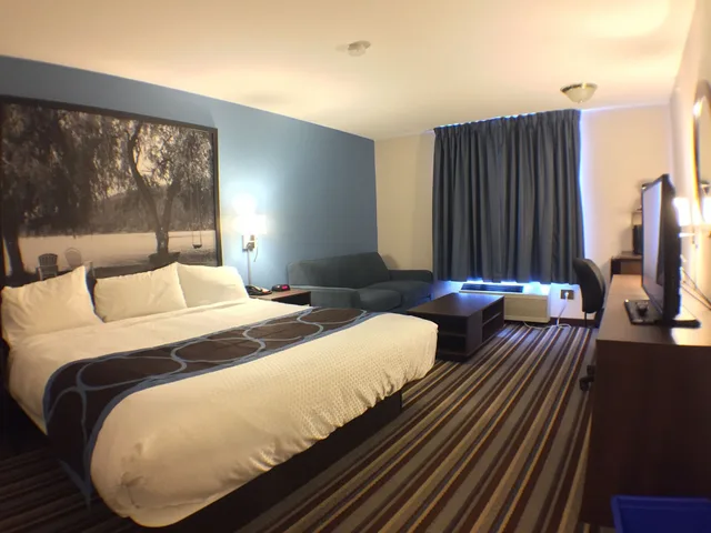 غرفة بسرير كينج، Super 8 Fort Frances 1/3