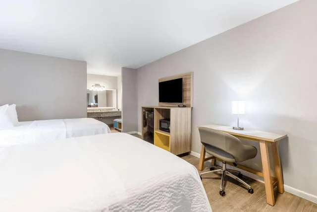 غرفة بسريرين كوين للمدخنين، Days Inn by Wyndham Buckeye 1/8