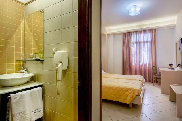 غرفة كلاسيكية بسرير كينج مع أريكة، Grecian Castle Hotel 4/4