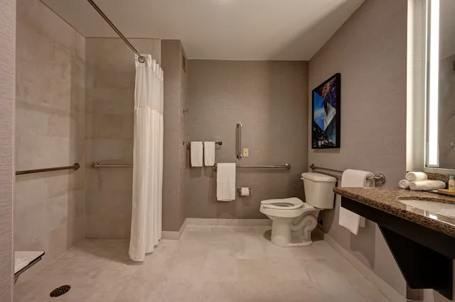 غرفة بسريرين كوين لذوي الإعاقة، DoubleTree by Hilton Denver International Airport (ex. Holiday Inn Hotel And Suites) 5/6