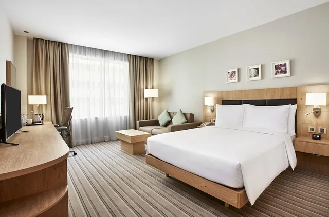 غرفة بسرير كوين مع أريكة بحوض استحمام، Hilton Garden Inn Dubai Mall Avenue 1/5