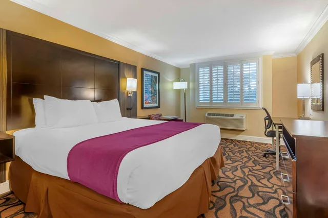 غرفة بسرير كينج لذوي الإعاقة، Best Western Plus Airport Plaza 1/3