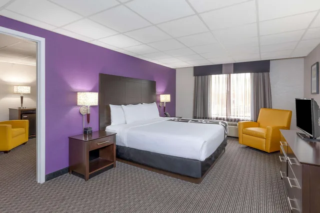 جناح عائلي ديلوكس بسرير كينج بغرفة نوم واحدة، La Quinta Inn & Suites by Wyndham Clifton/Rutherford 2/2
