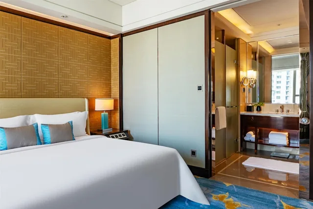 جناح ديلوكس بسرير كينج بإطلالة على المدينة بحوض استحمام، Kempinski Hotel Xiamen 1/4