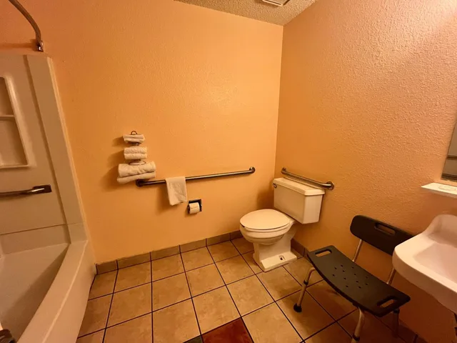 1 King Bed - Mobil Access Tub Nsmk Micfridg، Motel6 Deming, NM 4/6