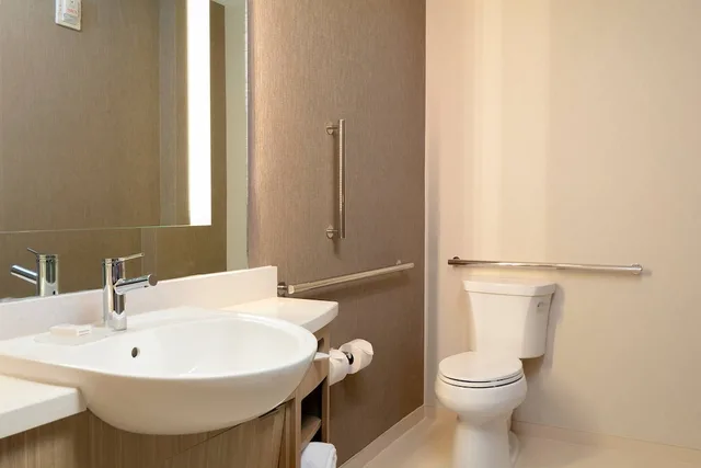 جناح بسرير كينج مع سرير سحّاب إضافي لذوي الإعاقة، SpringHill Suites by Marriott Cape Canaveral Cocoa Beach 7/10