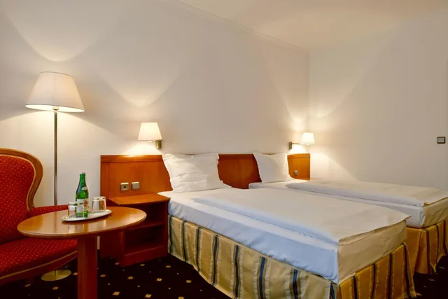 غرفة بسرير مزدوج أو سريرين منفصلين، Coronet Hotel 5/10