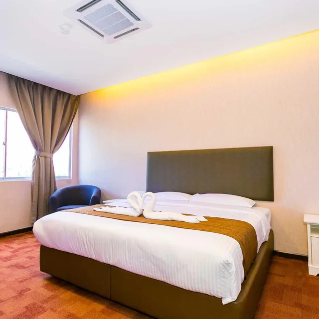 Suite, Lake View, Icon Hotel 2/4