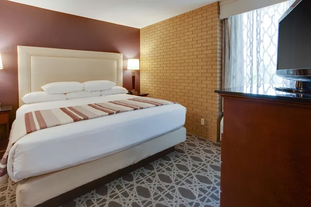 جناح بسرير كينج بغرفتين مع أريكة، Drury Inn and Suites Louisville East 1/3