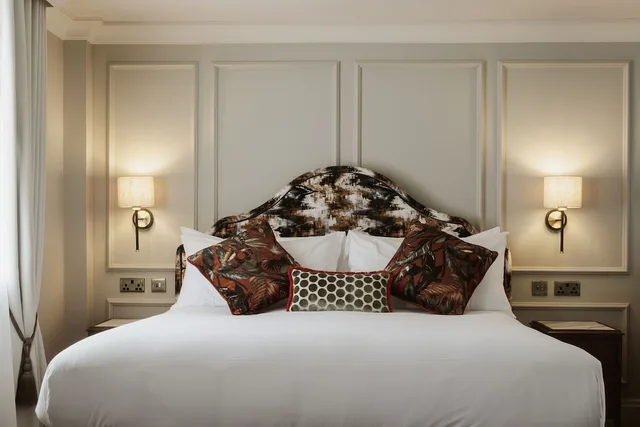 جناح جونيور، The Castle Hotel Windsor 2/4