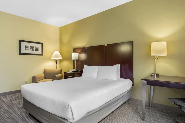 Standard, Queen Bed, Golf Course View، Best Western Plus Plaza by the Green 3/8