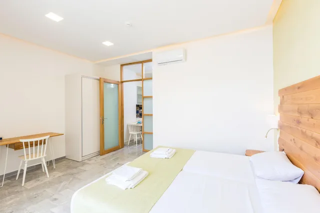 شقة سوبيريور بإطلالة جزئية على البحر في الطابق العلوي، Meltemi Coast Suites 2/3