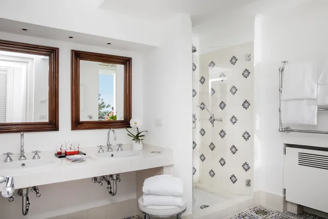 غرفة بريميير بسرير كوين بإطلالة على البحر بشرفة، Hotel La Minerva 2/2