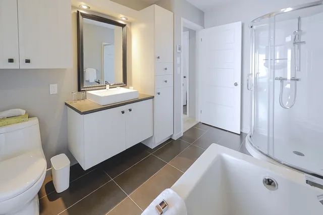 شقة سكنية بريميوم بسرير كينج وسرير كوين بإطلالة على البحيرة بغرفتي نوم مع أريكة، Auberge Des Iles 3/3
