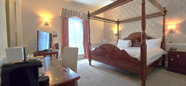 Manor, Four Poster، Manor of Groves 6/10