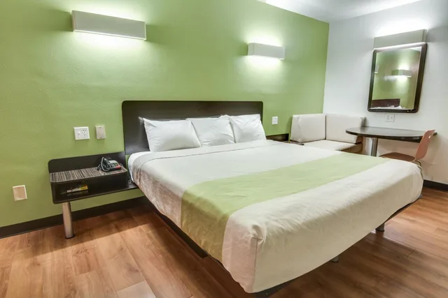 1 King Bed - Mobil Access Tub Nsmk Micfridg، Motel6 Longview Tx North 1/5