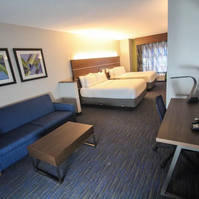 غرفة قياسية بسرير كوين مع أريكة، Holiday Inn Express Hotel And Suites Charleston North 2/5