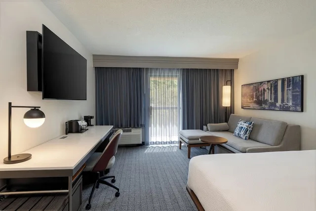 غرفة بسرير كينج مع أريكة، Courtyard by Marriott North Charleston Airport/Coliseum 5/10