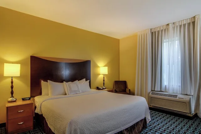 غرفة بسرير كينج لذوي الإعاقة، Fairfield Inn & Suites 1/2