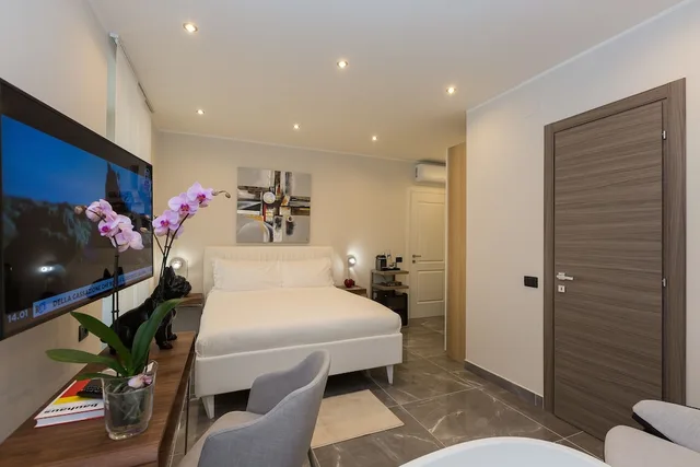 Deluxe, Queen Bed, Bathtub, Clementi Portrait 3/4