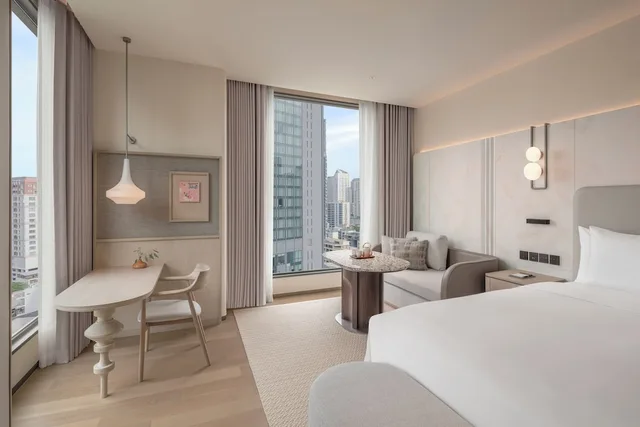 غرفة ركنية بسريرين كينج بغرفتي نوم، KROMO Bangkok, Curio Collection by Hilton 5/10