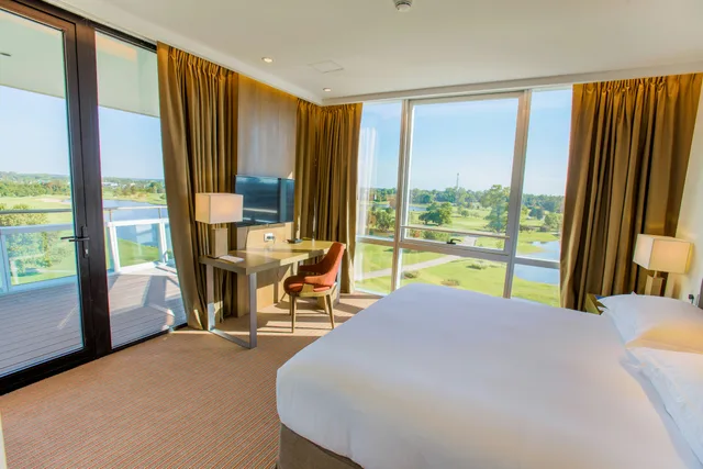 جناح ركني بسرير كينج بشرفة، Hilton Pilar 1/4