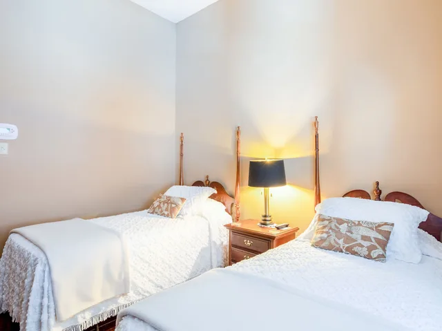 Room, Twin Beds, The Belmont Inn 1/4