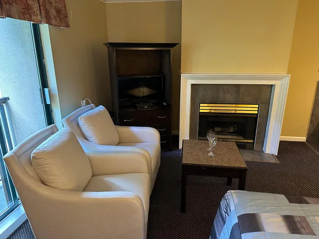 جناح بجاكوزي، Canadian Inn 5/9