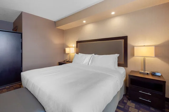 غرفة قياسية بسرير كينج لذوي الإعاقة، Best Western Plus Fox Creek 2/7