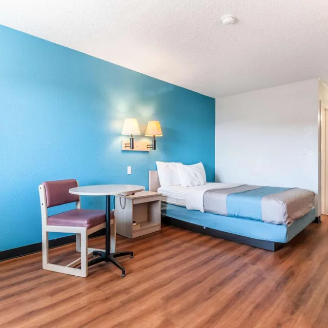 1 Full Bed - Mobility Access RI Shwr, Nsmk، Motel6 Farmington Hills, MI - Northwest - Farmington Hills 6/10