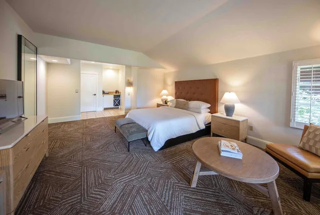 Deluxe, King Bed, Wine & Roses Hotel Restaurant Spa 3/6